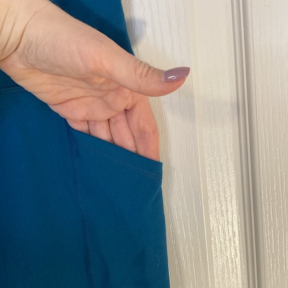 EUC-Body Glove teal crop/capri with pockets. Size small. - Picture 2 of 5